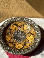 Nagy méretű marokkói kerámia fali tál fém aplikációval 42 cm.