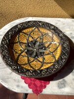 Nagy méretű marokkói kerámia fali tál fém rátéttel 40 cm.