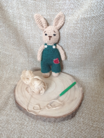 Teo, egy horgolt nyuszi kertésznadrágban