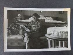 Régi fotó, Hálórészlet - hölgy a hálóban újságot olvas -  1938 aug. 1-én