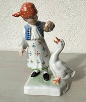 Herendi libát etető kislány - hibátlan