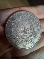 Memento Mori haláli érme pénz kapszulában.