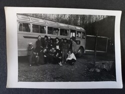 Régi fotó egy kiránduláson készült fotó - a busz mellett állva - 1962-ben