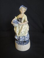 MEISSEN STÍLUSÚ PORCELÁN VIRÁGÁRUS LÁNY  SZÉP FESTÉSŰ, HIBÁTLAN, JELZETT, 20 CM