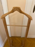 Fa szobainas,állvány. A XX. szd. második fele. Mérete: 116 cm magas és48 cm széles.Jó állapotban.