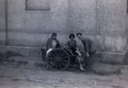 Régi fotónegativ kocka fiatalember 2 hölggyel, egyik kiskocsiban ülve 1960-as években B13/1107-108