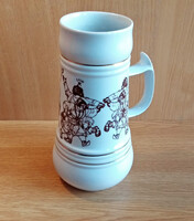 Hollóházi porcelán söröskorsó Dózsa György-féle parasztfelkelés motívummal 22 cm