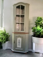 Olive színű tálaló, vagy vitrines szekrény Belsejében vintage mintával, Alsó ajtón Pedig faragással