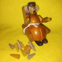 " Rauchmann  " ,füstölő, fa figura, karácsonyi dekoráció. Plusz 12 db kúp.