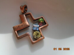 Vintage bronz színű kereszt medál csiszolt színes kövekkel