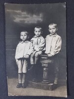Antik fotó- képeslap - 3 fiú a kamera előtt 1920-as évek