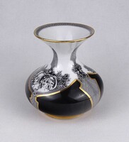 1V038 Hollóházi Jurcsák László fekete-fehér, aranyozott porcelán váza 10 cm
