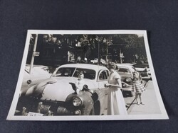 Régi fotó kisgyerek egy Mercury motorháztetőjén  USA-ban 1950-es évek