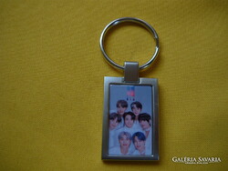 BTS ELEGÁNS FÉM KULCSTARTÓ