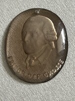 Antik üveg medál Nagy Frigyes porosz király intaglio képével, 4 x 3 cm