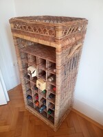 Fonott bortartó/borszekrény, 44 palack