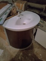 Félköríves, fehér porcelán fürdőszobai mosdó, csapteleppel, bútorral