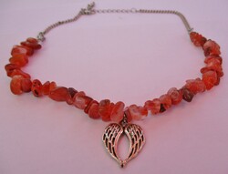 Szép régi karneolköves nyaklánc angyalszárnyakkal