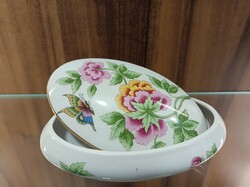 Hollóháza porcelán ékszertartó, bonbonier, virág-lepke dekorral.
