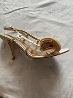 BADGLEY MISCHKA bézs szatén szandál. (Új!)