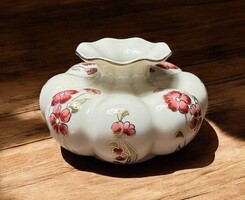 Virág mintás Zsolnay váza, virágos kézzel festett porcelán váza, Zsolnay Hungary, 7 x 11 cm