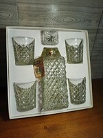 Csiszolt, szögletes,italos palack, whiskys üveg, 4 pohárral DOBOZÁVAL