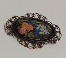 Régi kézimunkával készített iparművészeti bronz keretes bross kitűző