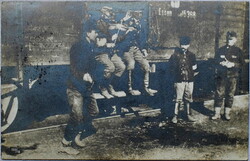 Magyar honvédek hegedűvel Esseni vagonban - pihennek  1915 fotólap