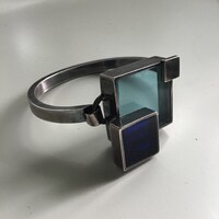 Régi 1970-ben készült modern geometrikus ezüstözött karperec színes plexi üveggel