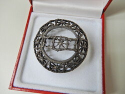 Finn Pentti Sarpaneva ezüst modernista bross 1967-ből.