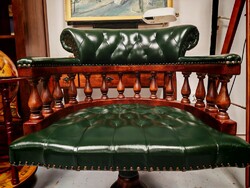 Kitűnő állapotú valódi bőr Chesterfield jellegű kapitányszék , kézműves  gurulós bőr forgószék