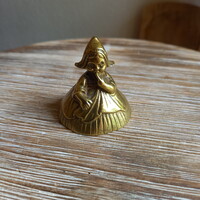 Pompás antik réz kisasszony csengő (5,5x5,2 cm)