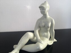 Hollóházi porcelán ülő női akt 20cm.