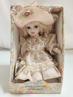 Osztrák kézzel festett porcelán ülő baba dobozában - 18,5 cm