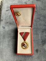 Kiváló úttörővezető kitüntetés miniatűrrel saját dobozában