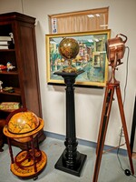 Gyönyörűen felújított 127 cm magas antik fa art deco jellegű posztamens , állvány , virágtartó