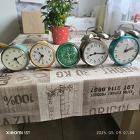 Retro óra 5 db eladó! Csomagban retro asztali óra eladó!