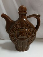 Ukrán Kumanetsu majolika kancsó, Hutsul a báránnyal - 24 cm