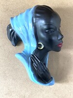 NÉMET PORCELÁN FALIMASZK, FEKETE LÁNY, KÉK KENDŐVEL 24 CM