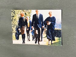 Diana hercegnő és Jane Fellowes és Charles édesapjuk temetésekor.Diana viszi az urnát. Képeslap..