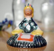 Retro Kerámia figura , zsúrizett Iparművészeti vállalat 7 x 6,5 cm