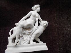 Antik biszkvit figura- lány párducon