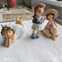 Mini  figurális szobor, kislány, napozó hölgy eladó! 13 cm