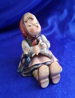 M. I. Hummel: Kislány madárral. Jelzett, feliratos porcelán figura. Hibátlan.