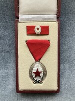 A Munka Érdemrend ezüst fokozata adományozóval, viselésivel, dobozában miniatűrrel