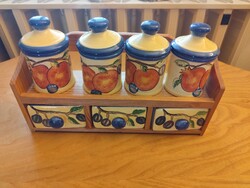 Kerámia fűszertartó készlet fa polcon, kerettel.