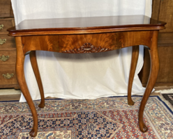 Nyitható jelzett konzol, játékasztal.