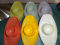 Vintage színes műanyag tojás kínálók