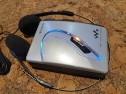 Retro újszerű Sony WM-EX194 walkman fejhallgatóval működik kazetta audio