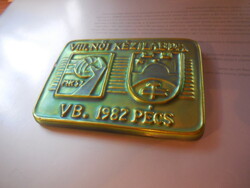 Zsolnay eozin plakett ,  VIII, Női Kézilabda ...VB. PÉCS  1982.  10,5 x 7,5 cm